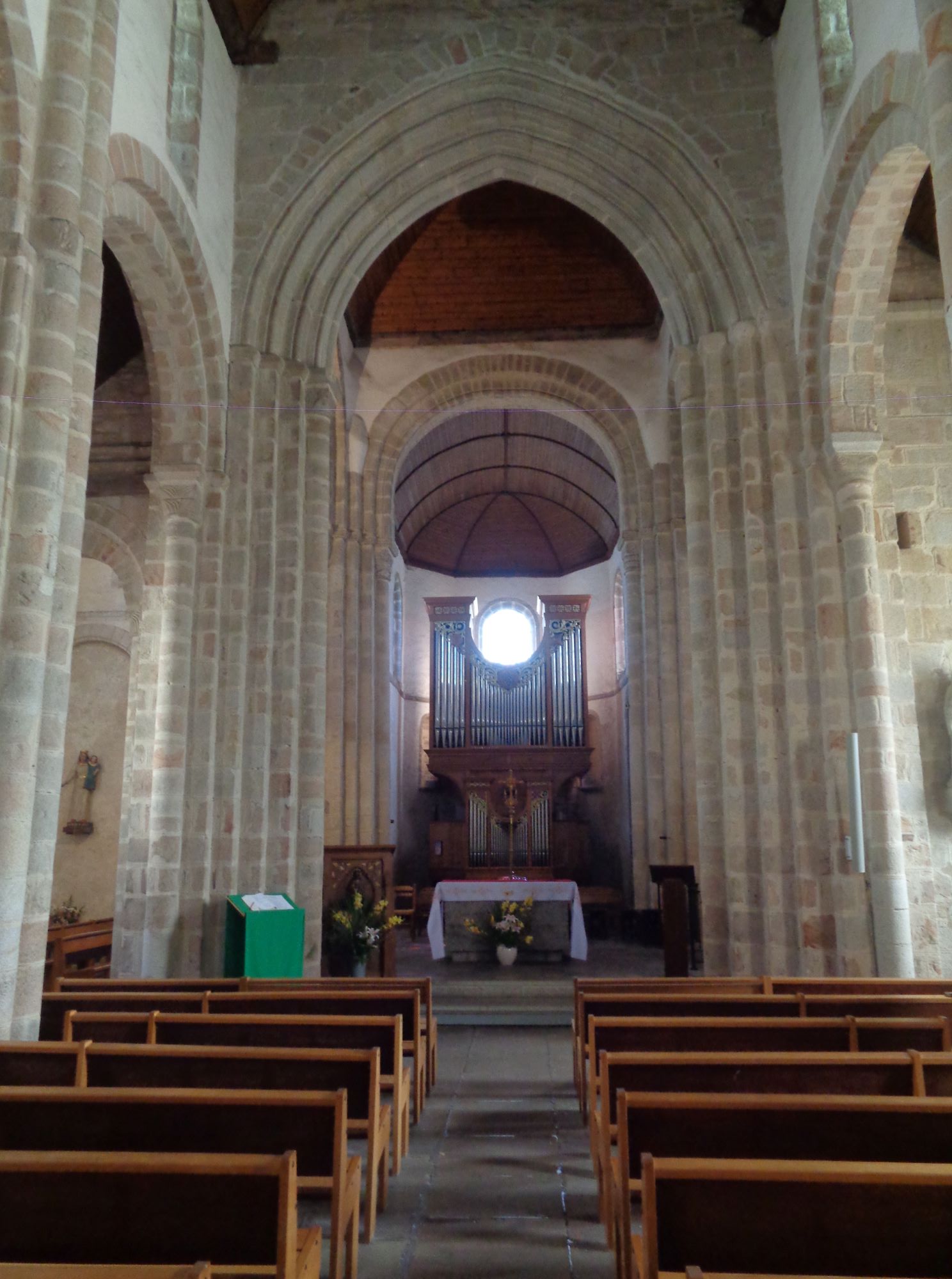 Fouesnant ch Saint Pierre et Saint Paul nave to altar sep24
