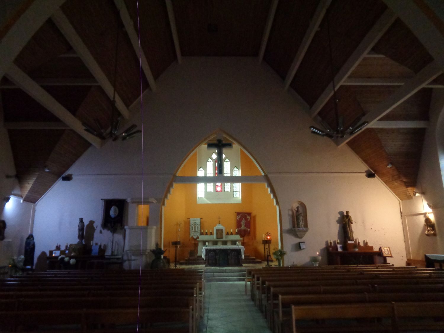 Fouesnant chapelle Saint Guenolé nave to altar sep24