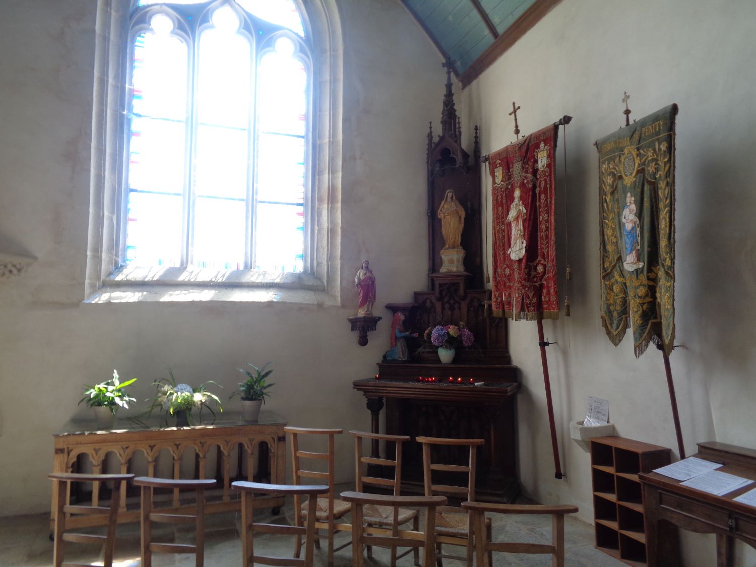 La Foret Fouesnant ch Notre Dame de Izel Vor chapel virgin et child sep24