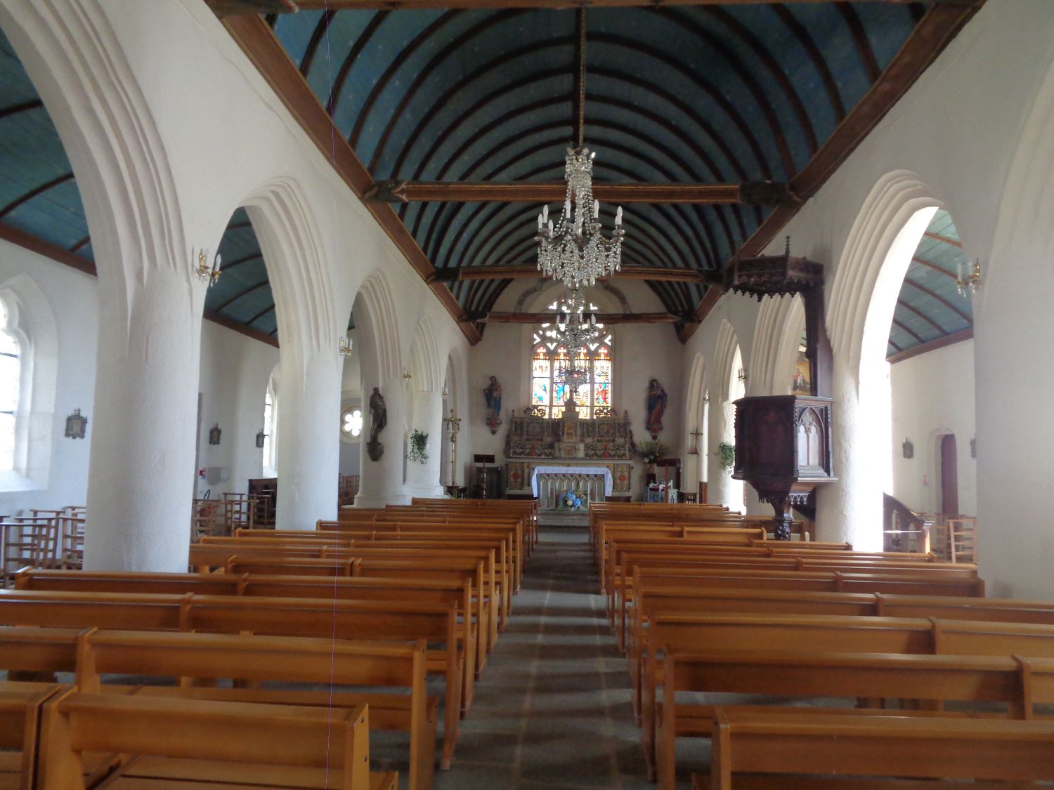 La Foret Fouesnant ch Notre Dame de Izel Vor nave to altar sep24