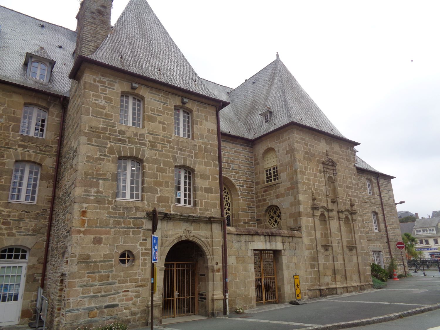 Lannion Espace Sainte Anne Médiathèque Alain Gouriou et Ludothèque front sep24