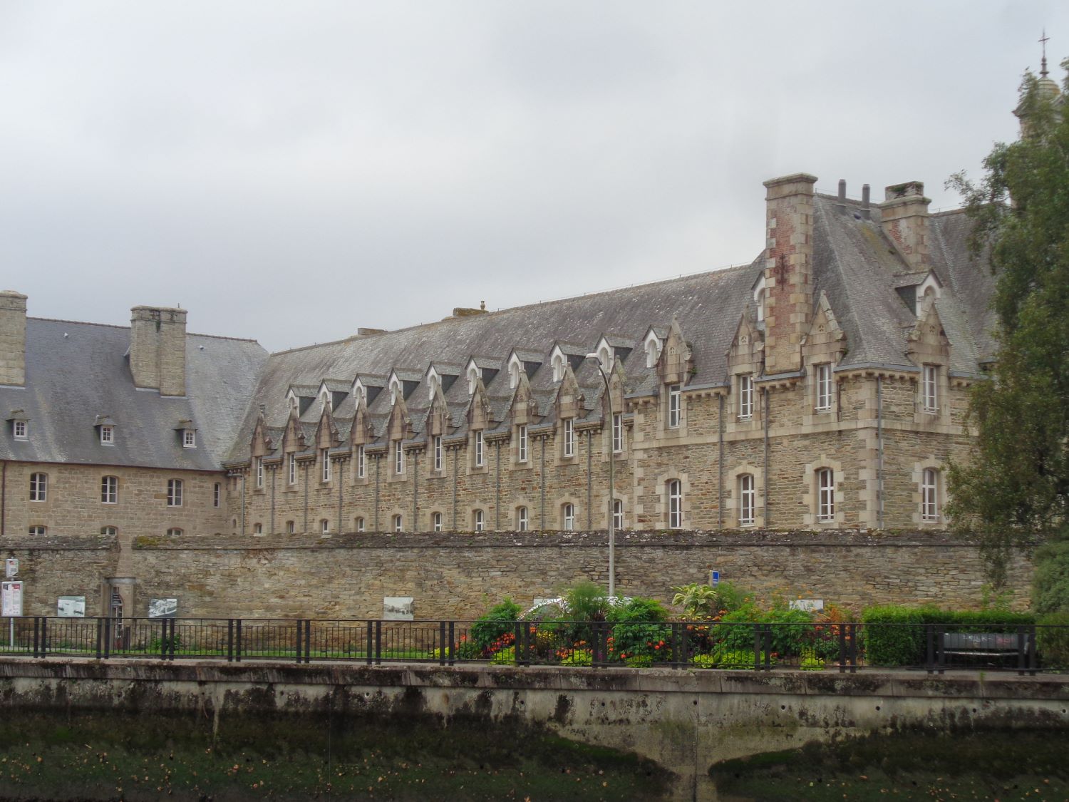 Lannion Espace Sainte Anne Médiathèque Alain Gouriou et Ludothèque side sep24