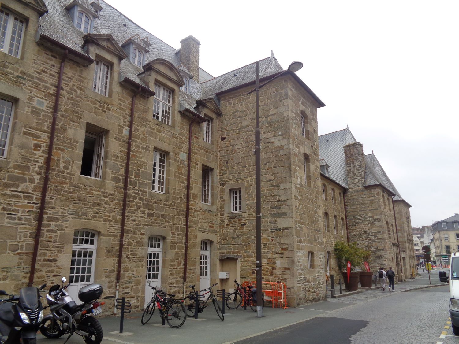 Lannion Espace Sainte Anne Médiathèque Alain Gouriou et Ludothèque side walls sep24