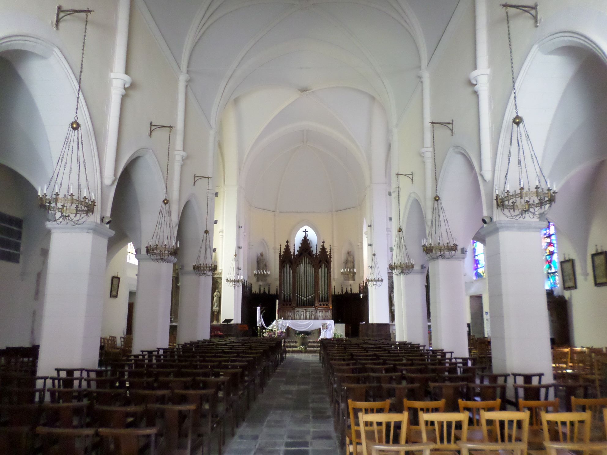 plelan-le-grand-eg-st-pierre-nave-to-altar-apr14