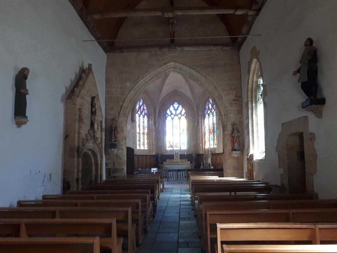 plumergat-chapelle-de-la-trinite-nave-to-altar-aug20