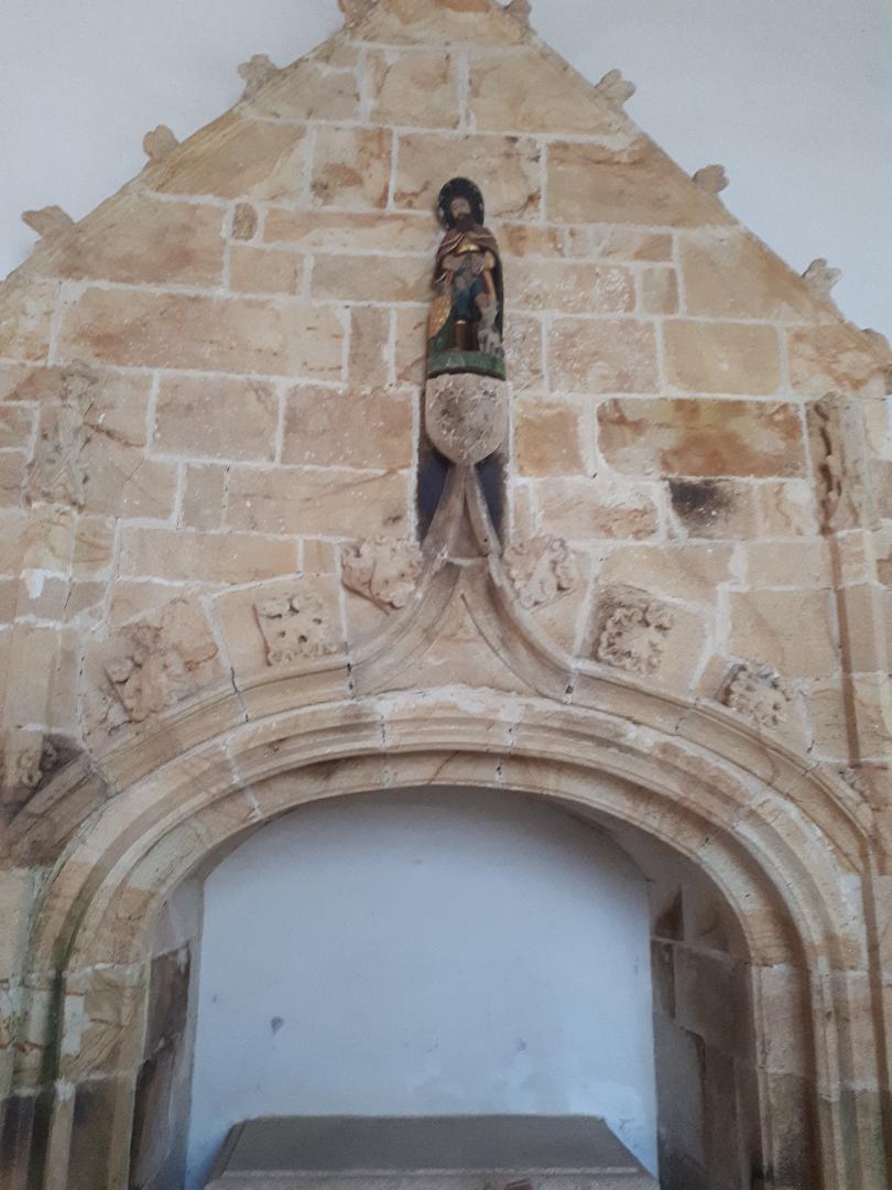 plumergat-chapelle-de-la-trinite-tomb-on-wall-left-aug20