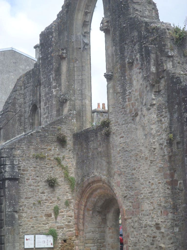 quimperle-ch-st-colomban-in-ruins-site-of-la-bobine-cinema-arts-jul20