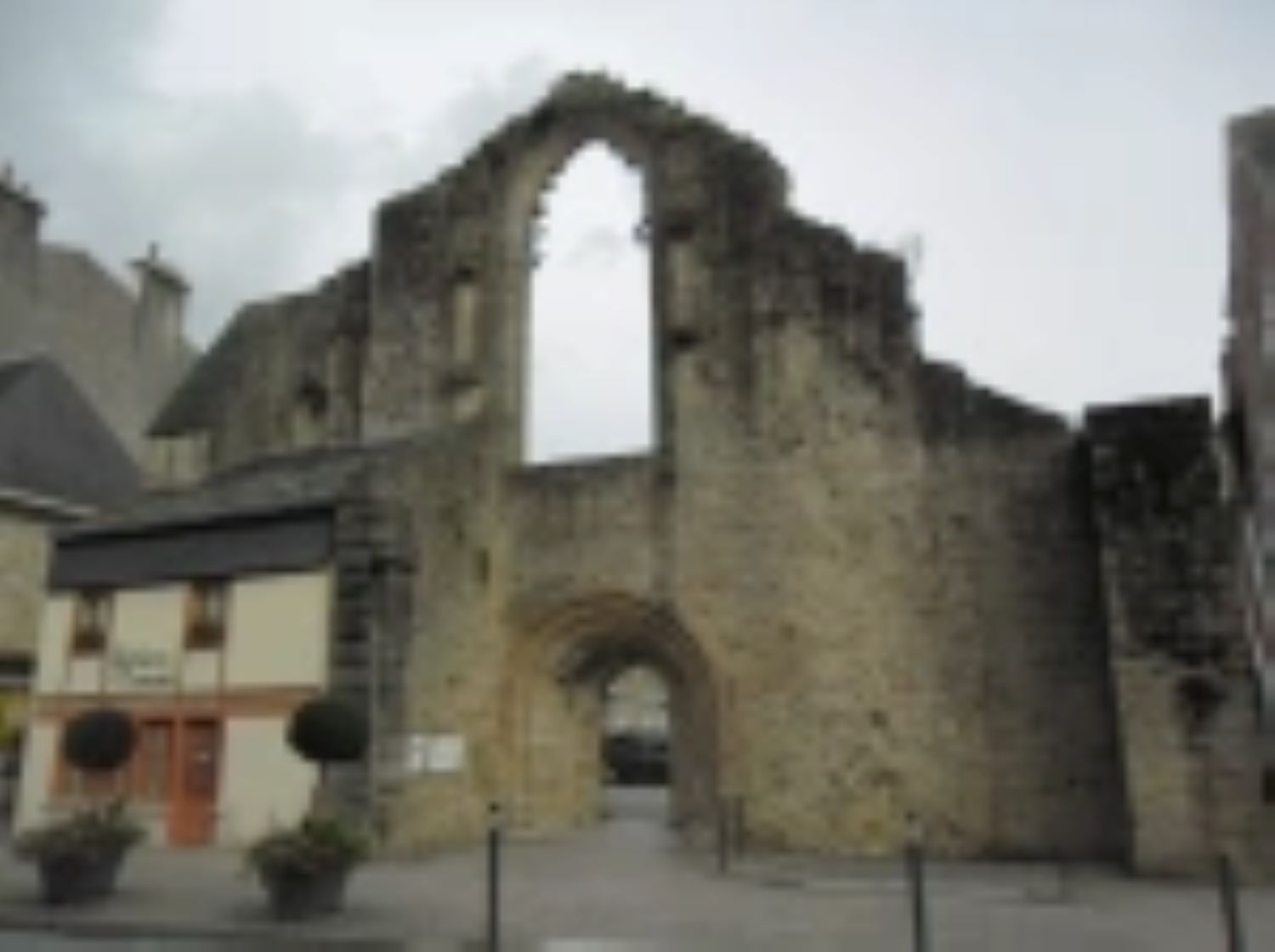 quimperle-ch-st-colomban-ruin-cinema-la-bobine-oct12