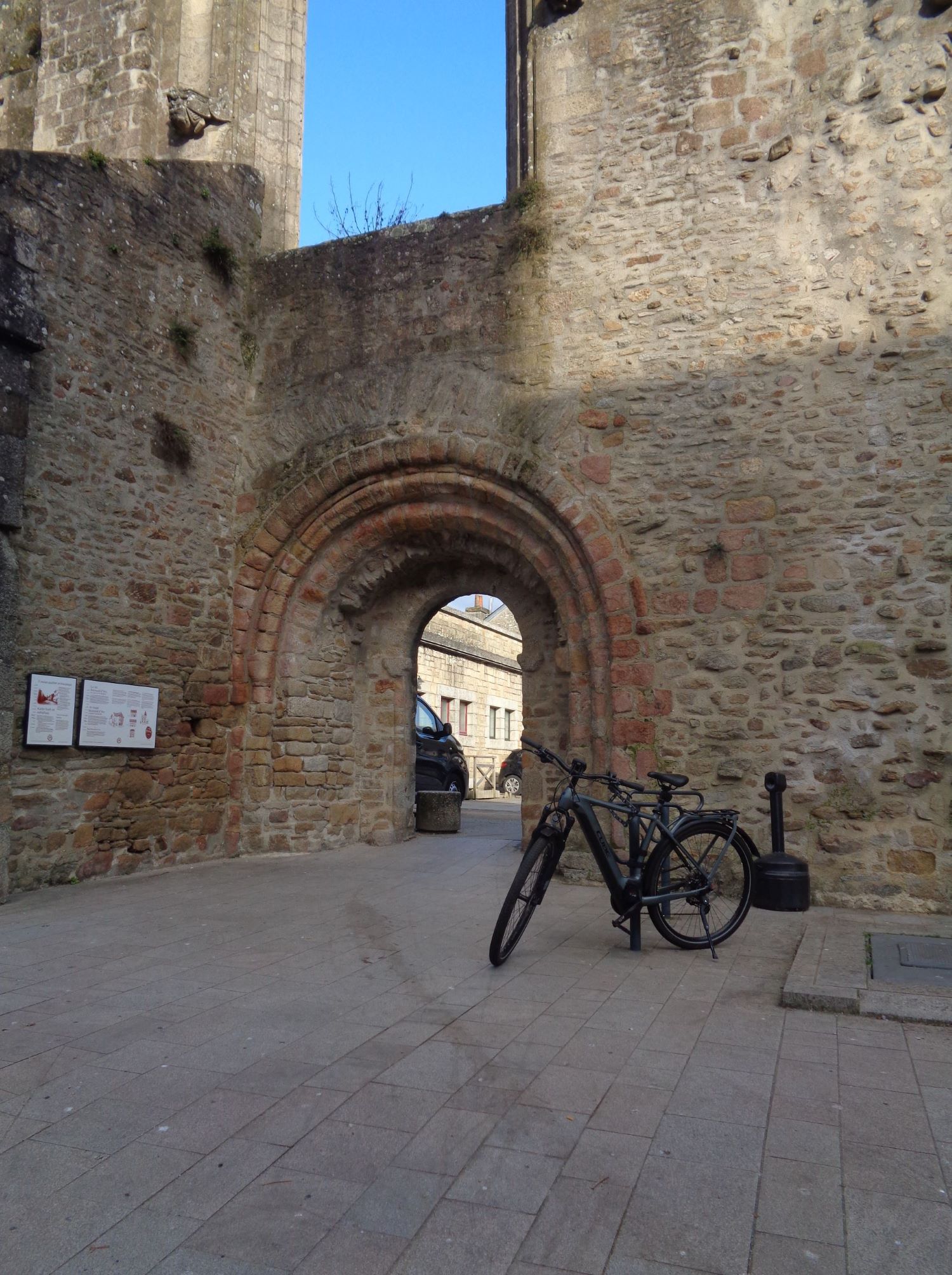 quimperle-former-ch-st-colomban-ruins-rue-bremond-dars-feb23