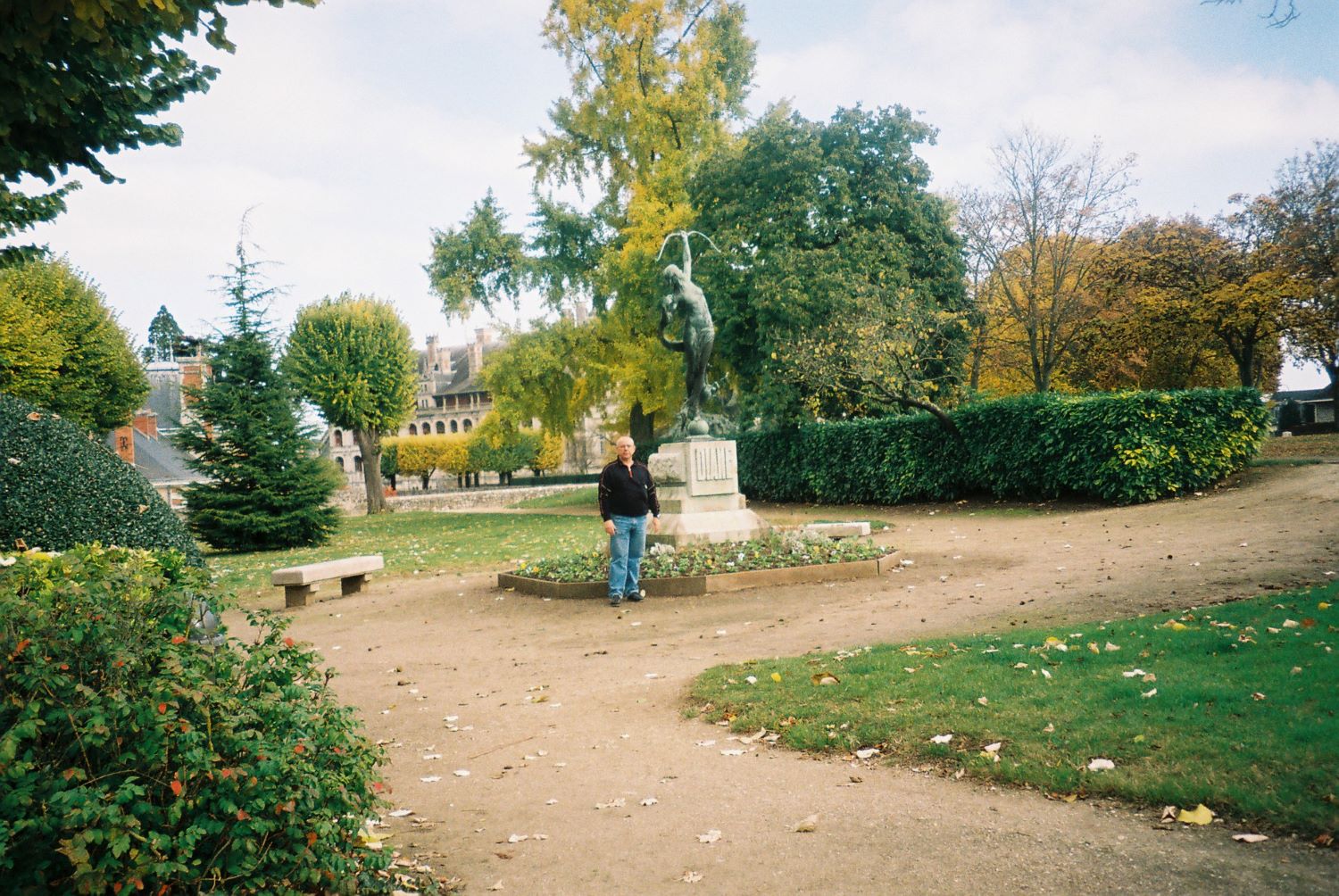 blois-pedro-estatue-of-diane-jardin-near-chateau-2nov07