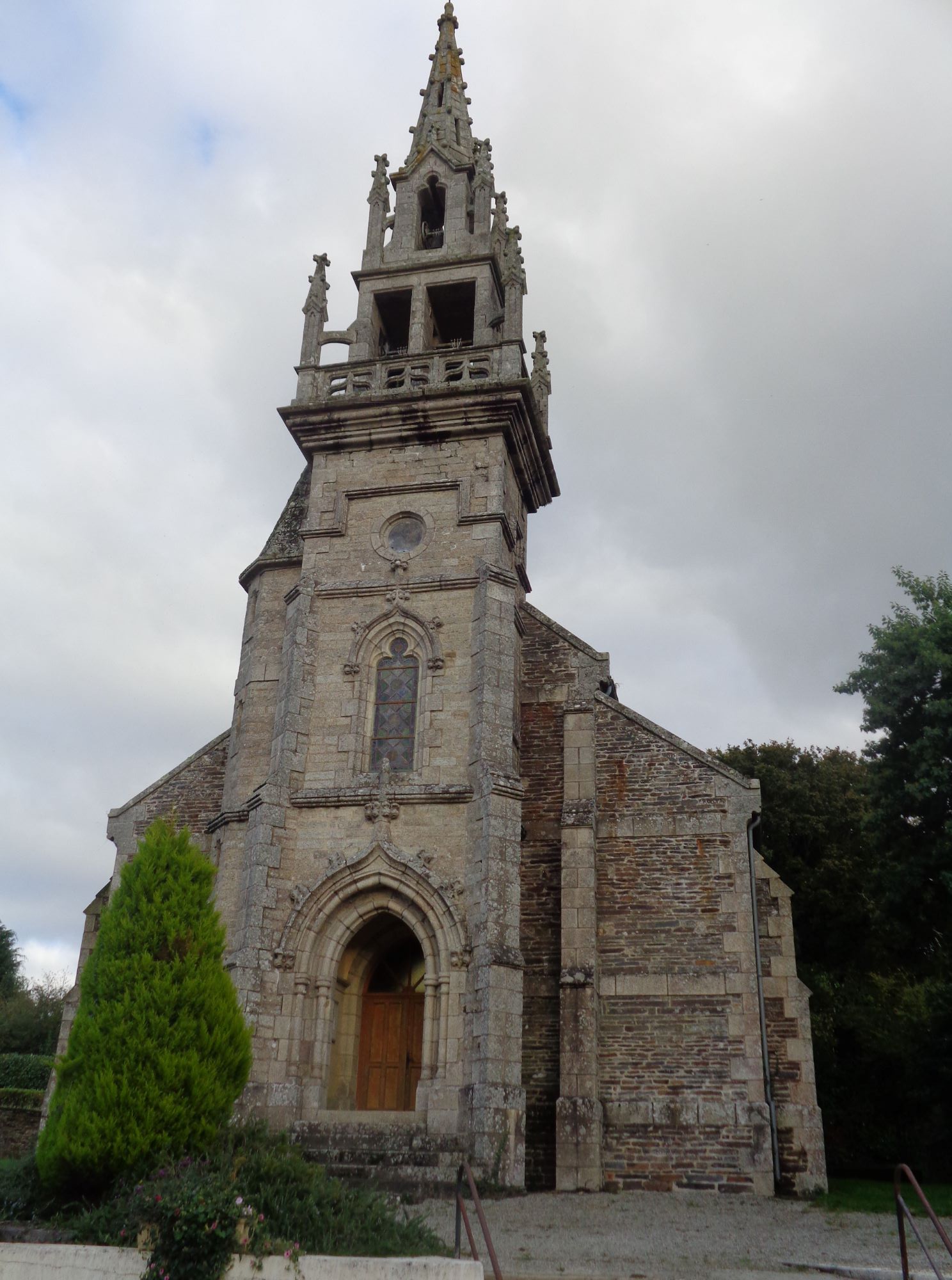 Bon Repos sur Blavet ch Saint Juvenal belltower front Saint Gelven oct24