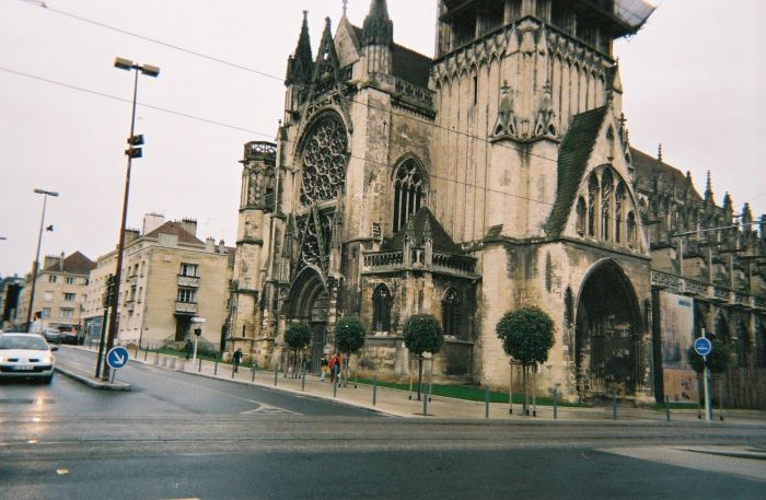 caen-ch-st-pierre-street-level