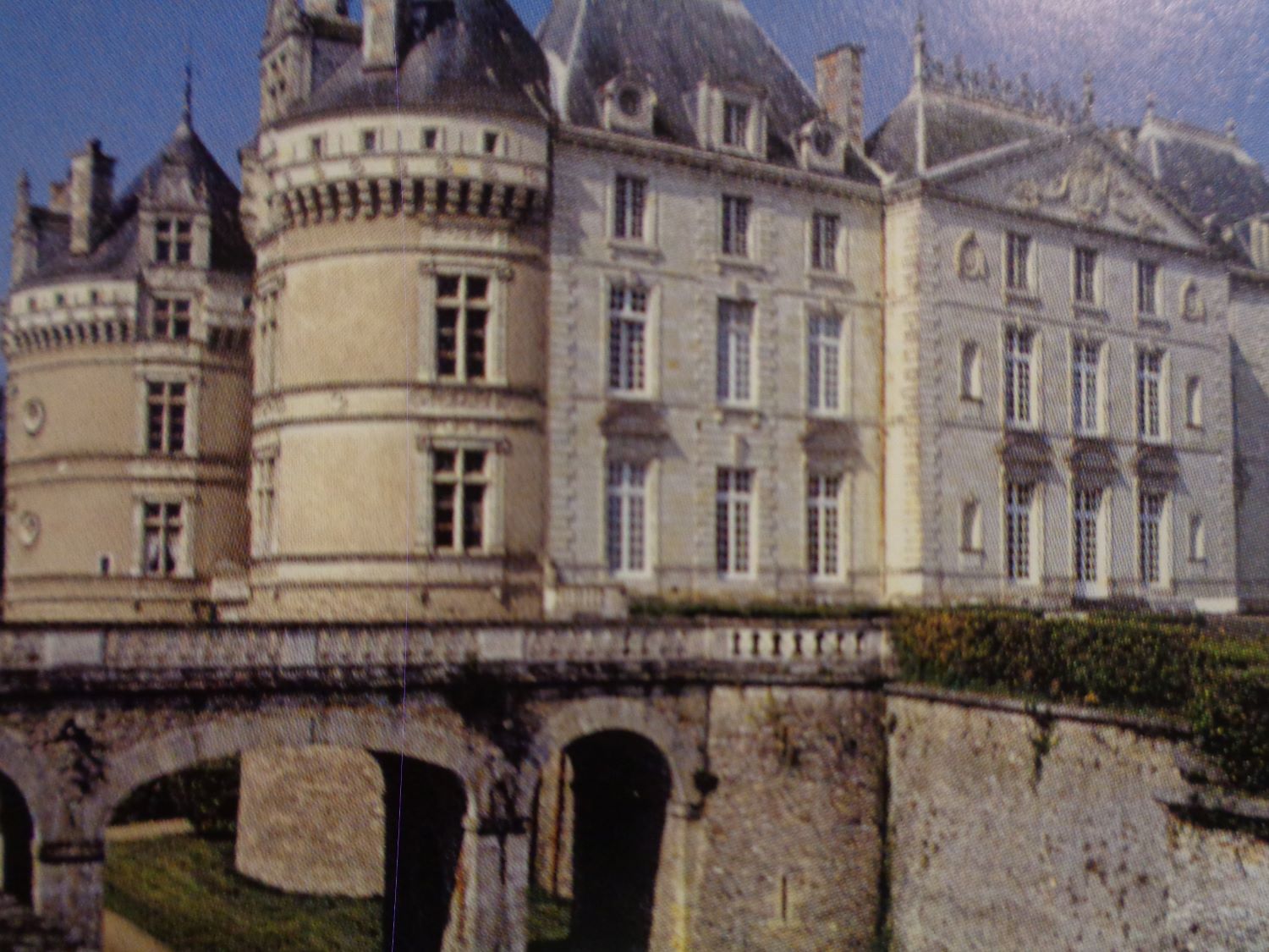 Château du Lude pont to entr c2008