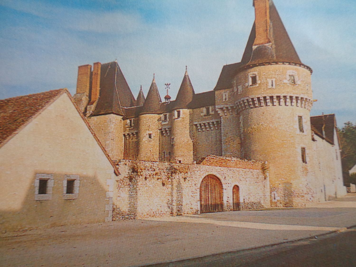 Fougères sur Bièvre château c2005
