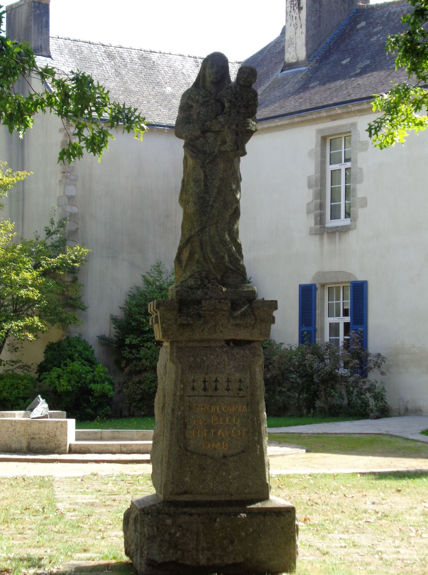 languidic-statue-by-chapelle-notre-dame-des-fleurs-sep22
