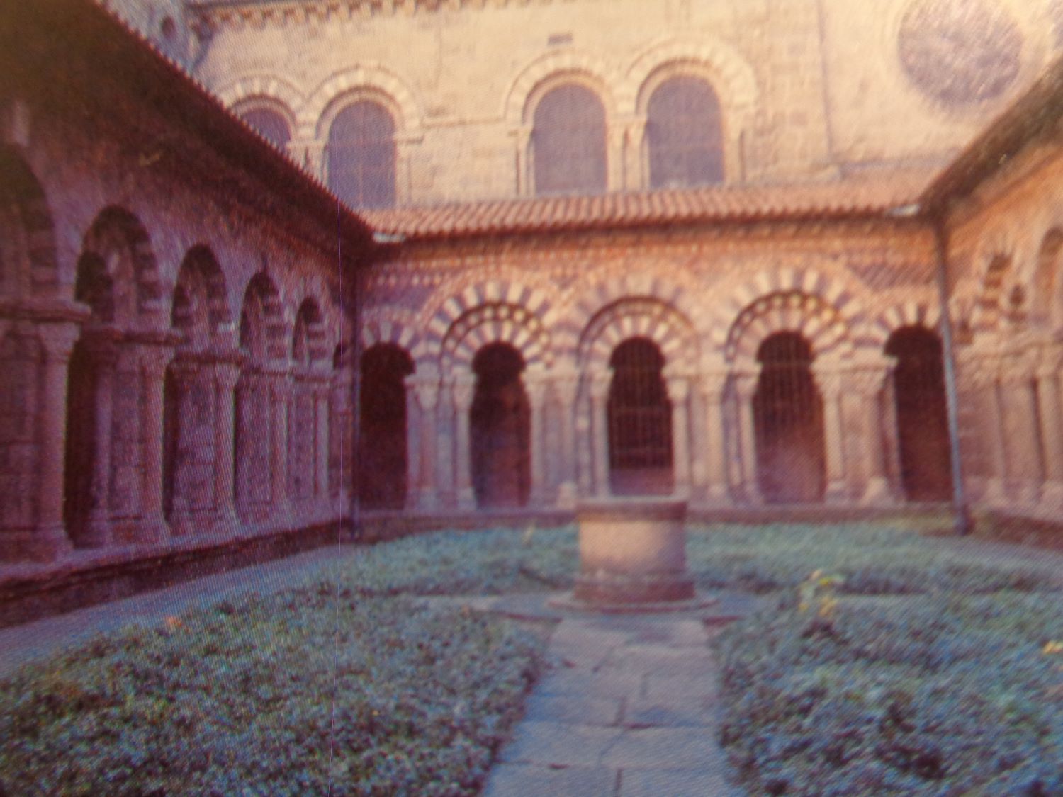 Le Puy en Velay cathédrale Notre Dame cloister c2007