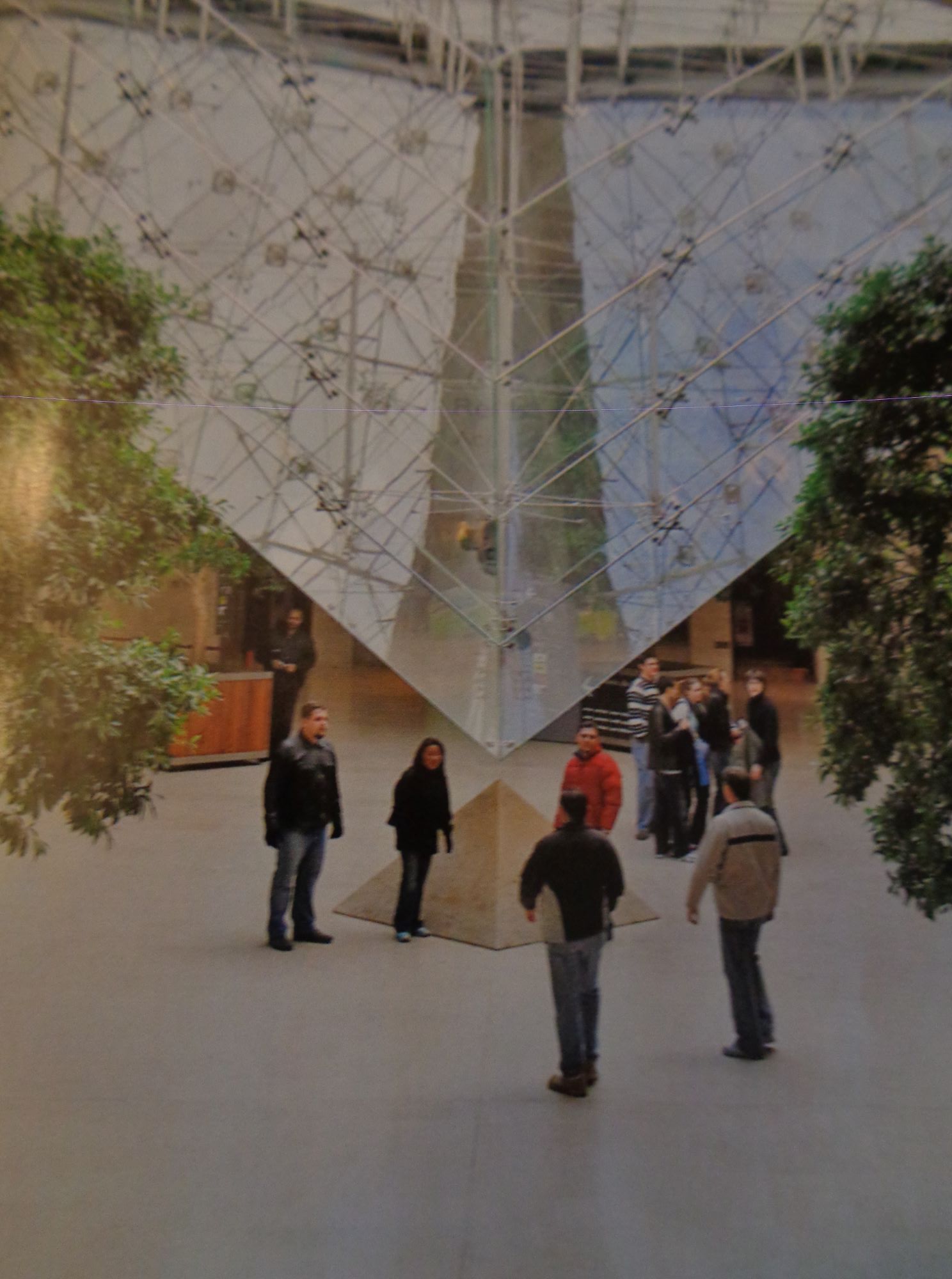 Paris musee du louvre pyramide and inverse inside pyramide 180 tons by Pei dec09