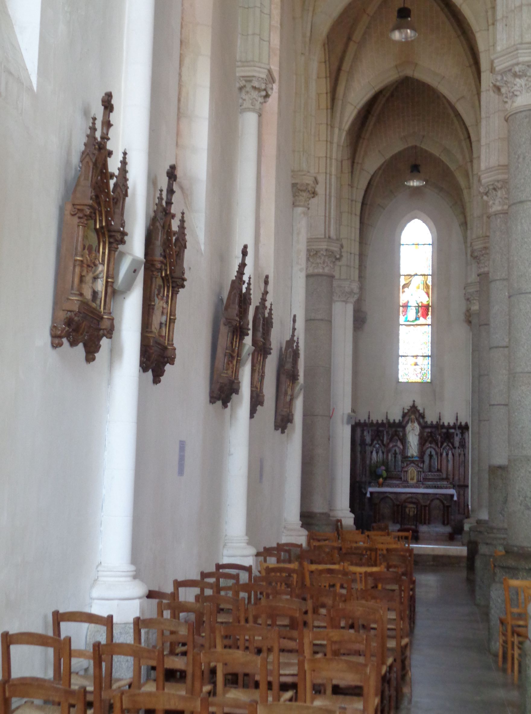 Penestin ch saint gildas chapel lateral and way of the cross portraits left side aug22