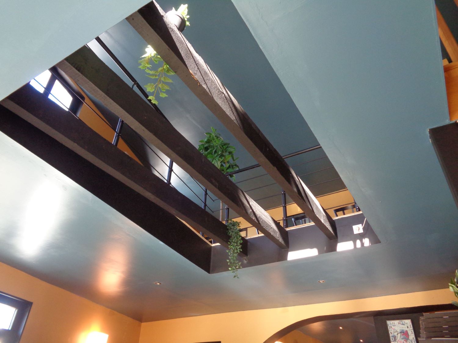 pleugueneuc-aux-delices-des-sens-pizzeria-resto-ceiling-oct22