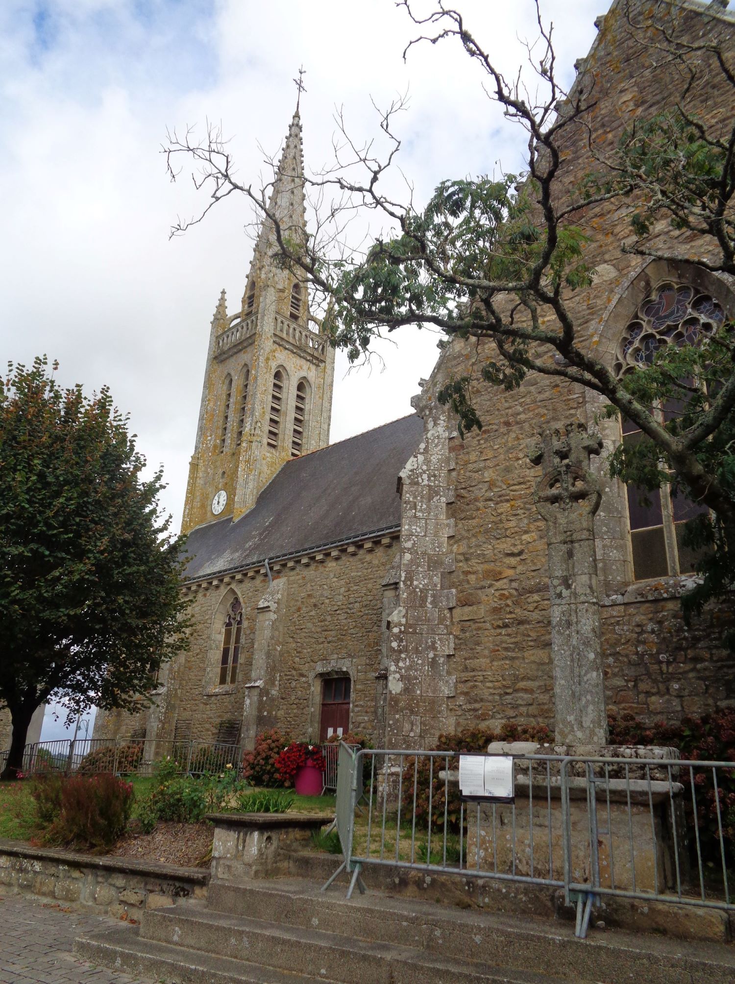 plougoumelen-ch-saint-philibert-side-et-belltower-sep23