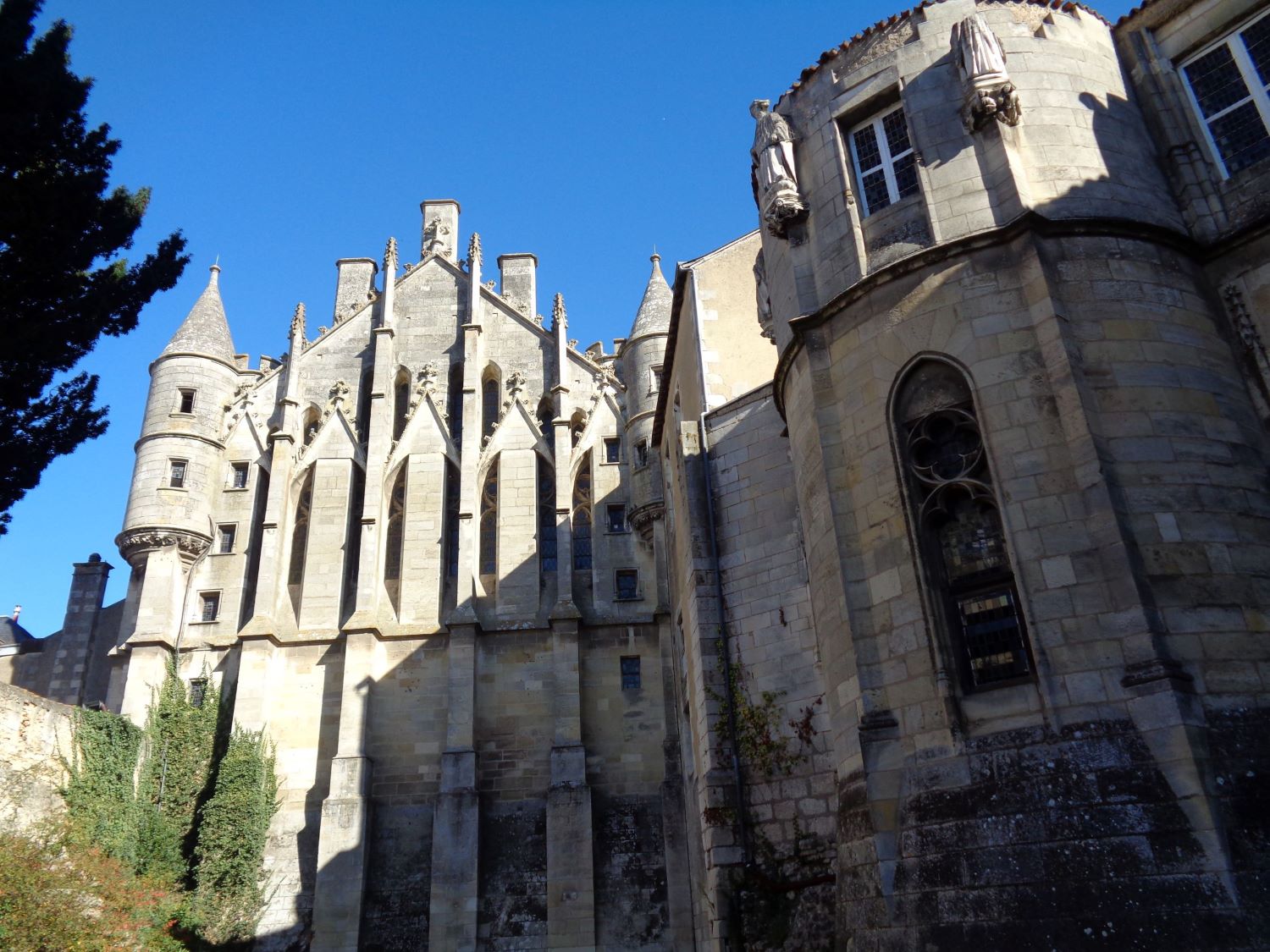 Poitiers tour maubergeon front closeup oct21