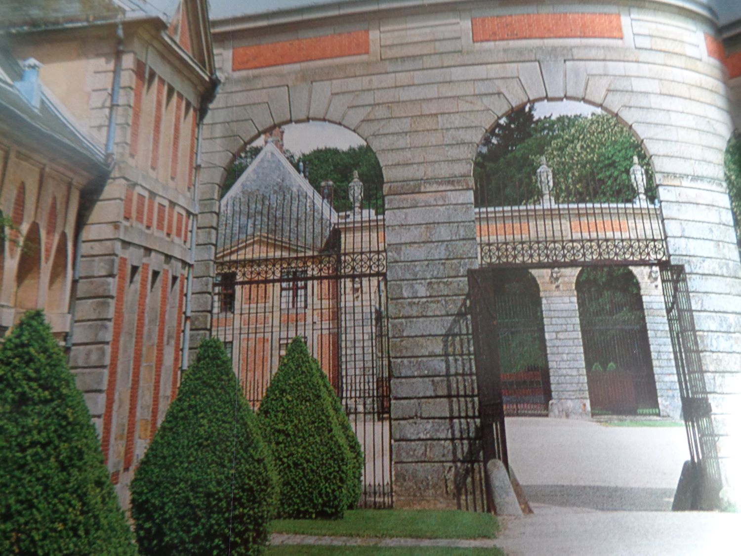 Vaux le Vicomte castle garden portique ouest c2004