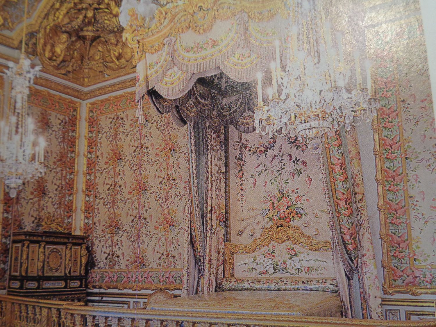 Versailles castle chambre de la reine next to the salon de la paix mar09