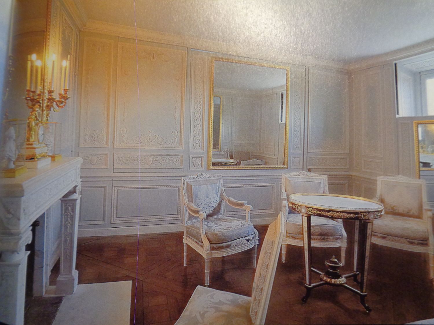 Versailles Petit Trianon cabinet des glaces mouvantes next to bed of M-A mar09