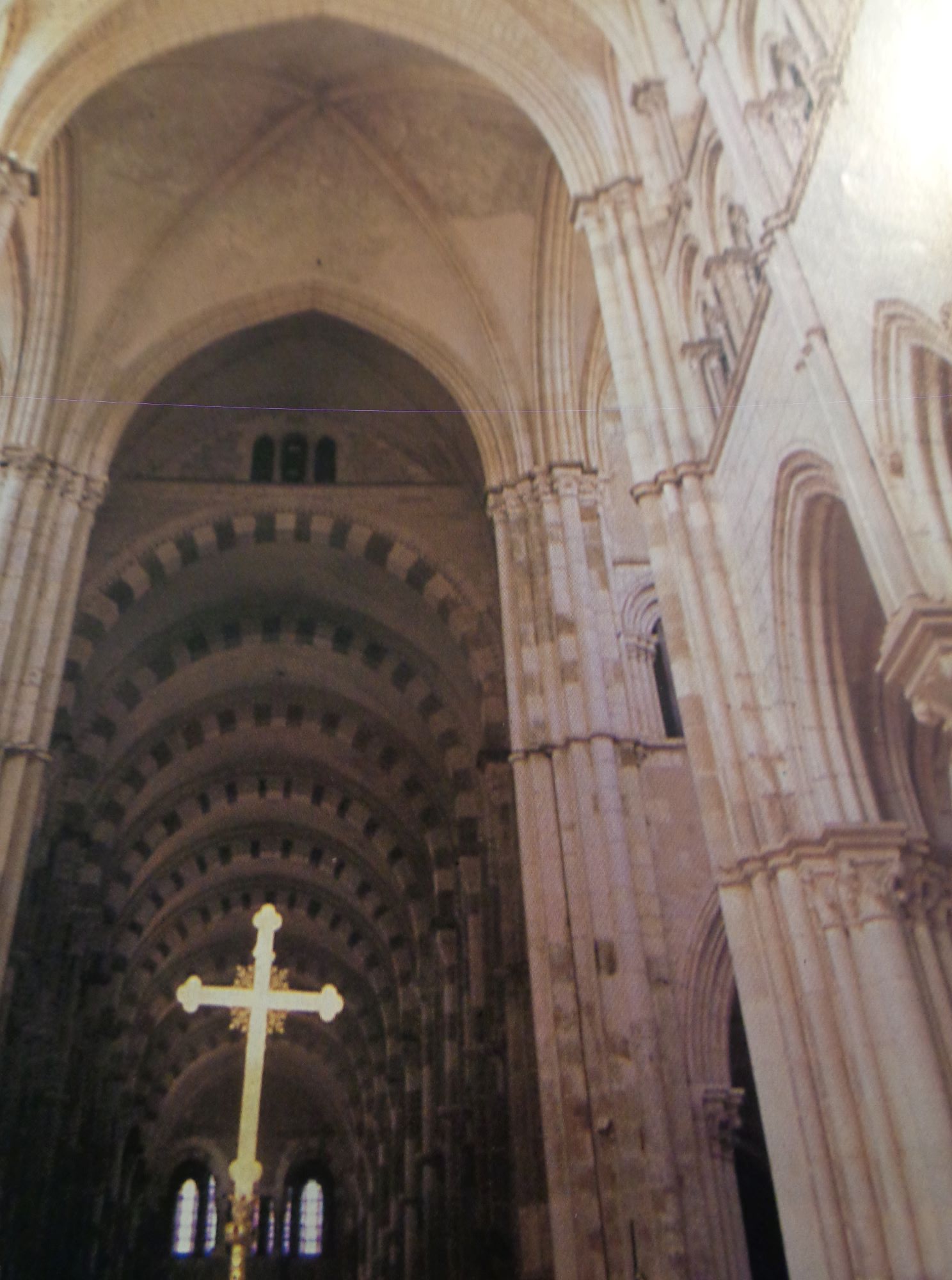 Vezelay bas Sainte Madeleine choir to altar c2008