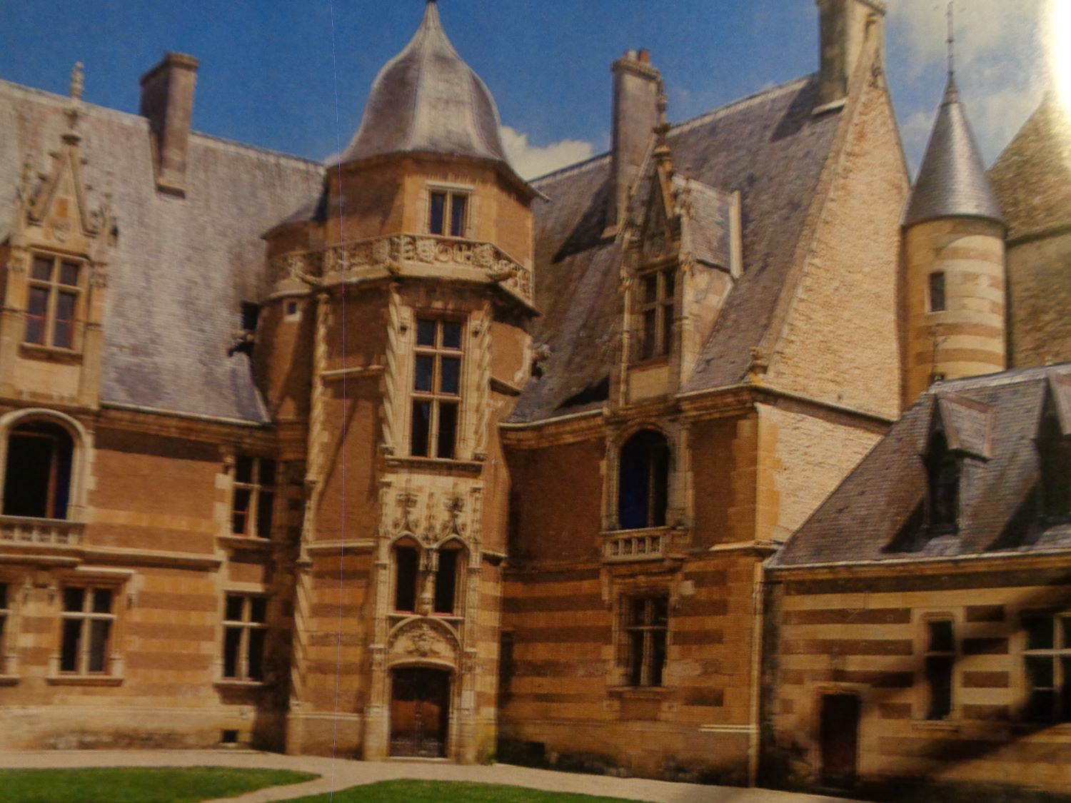 Ainay-le-Vieil Château d'