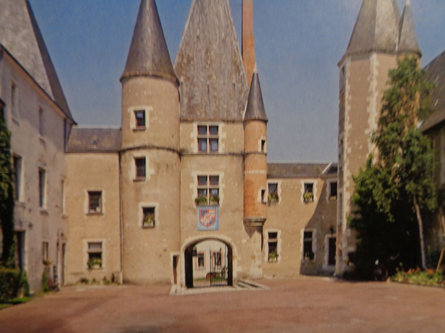 Aubigny sur Nére château des Stuart courtyard c2009