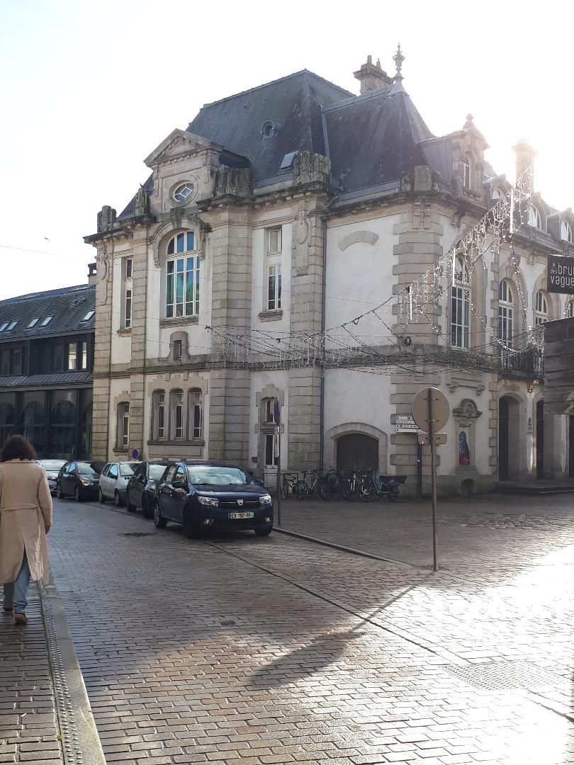 Auray hôtel de ville side next to market nov24