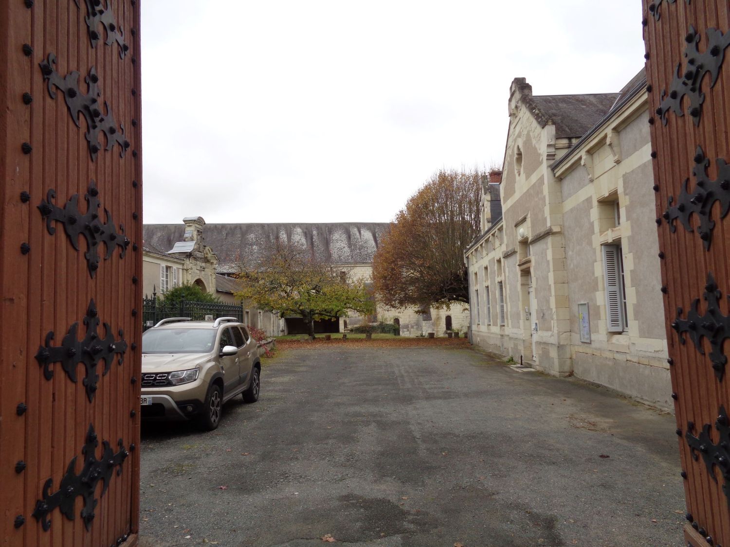 Bourgueil Abbaye St Pierre courtyard nov21