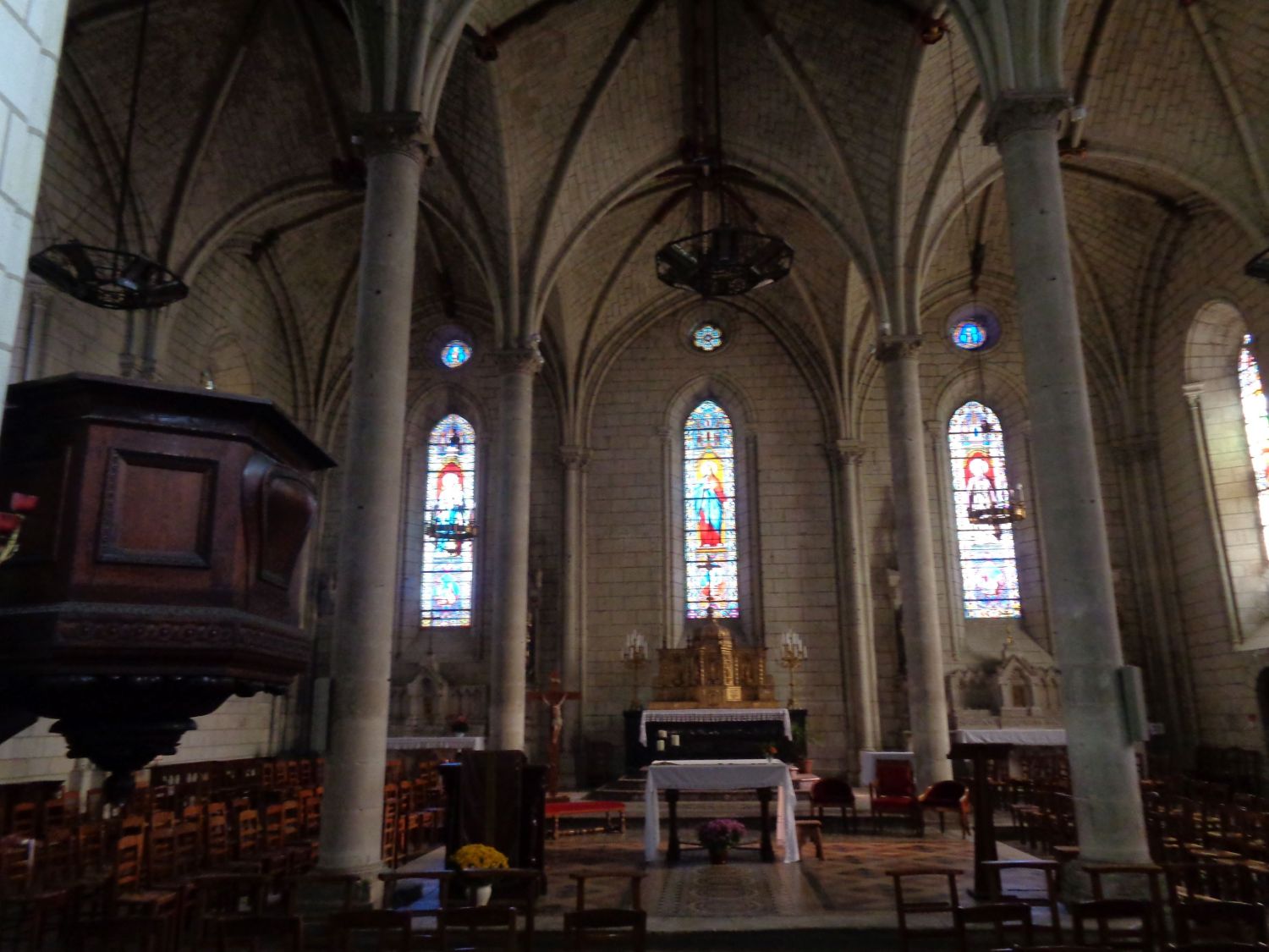 bourgueil-ch-saint-germain-nave-to-altar-pulpit-nov22