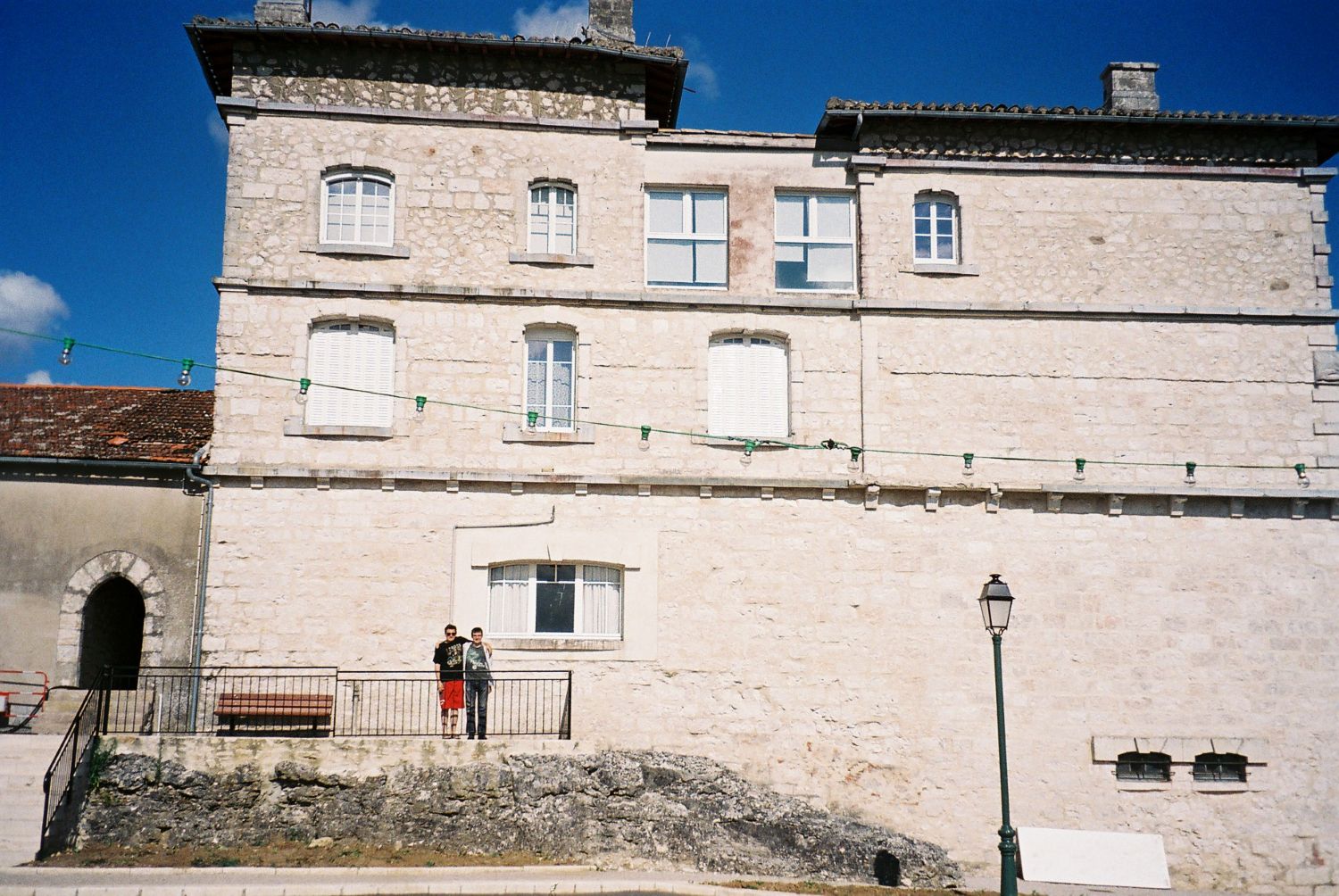 castelnau-de-montmirail-salle-des-fetes-front-kids-2011