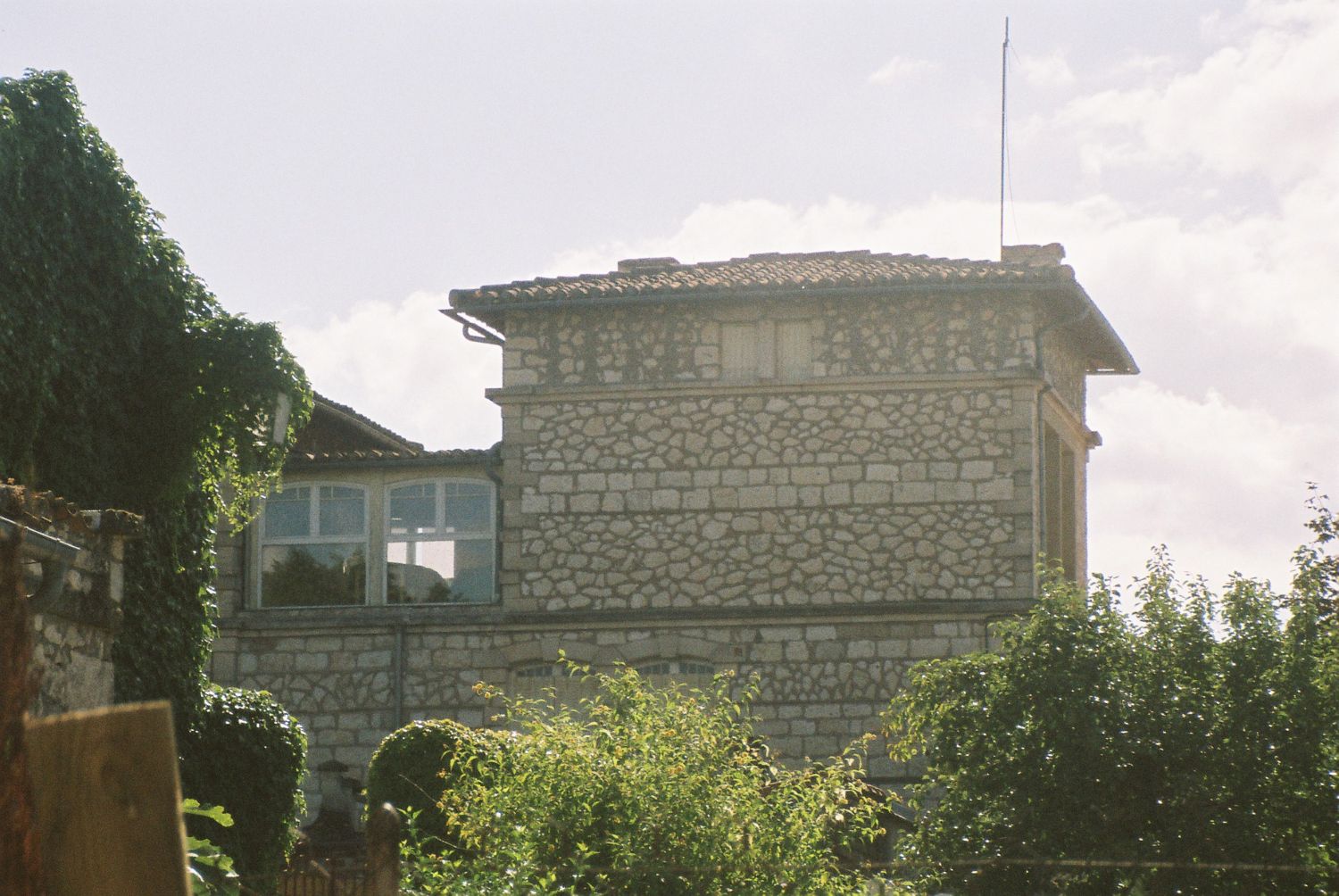 castelnau-de-montmirail-salle-des-fetes-mansion-overlooking-valley-castelnau-2011