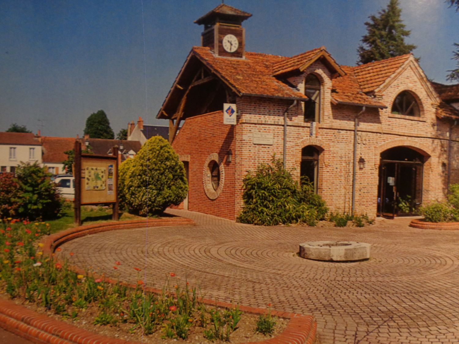 La Ferté Saint Aubin office de tourisme brick Rue des Jardins front c2009