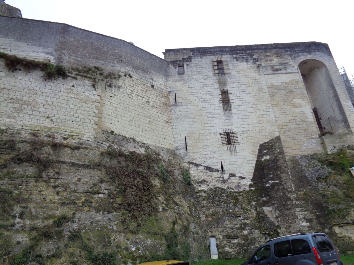 loches-forteresse-royal-castle-ramparts-dec21