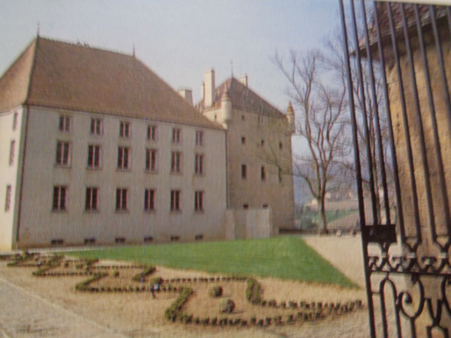 Pierreclos château de pierreclos front c2009