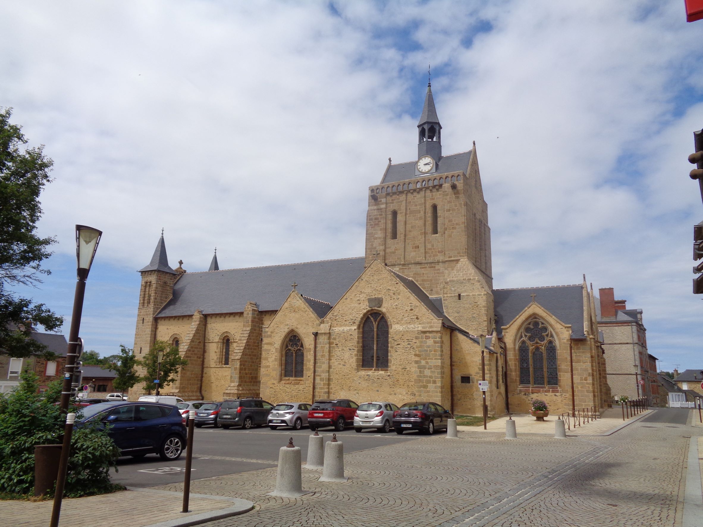 Pontorson ch Notre Dame side town jul22