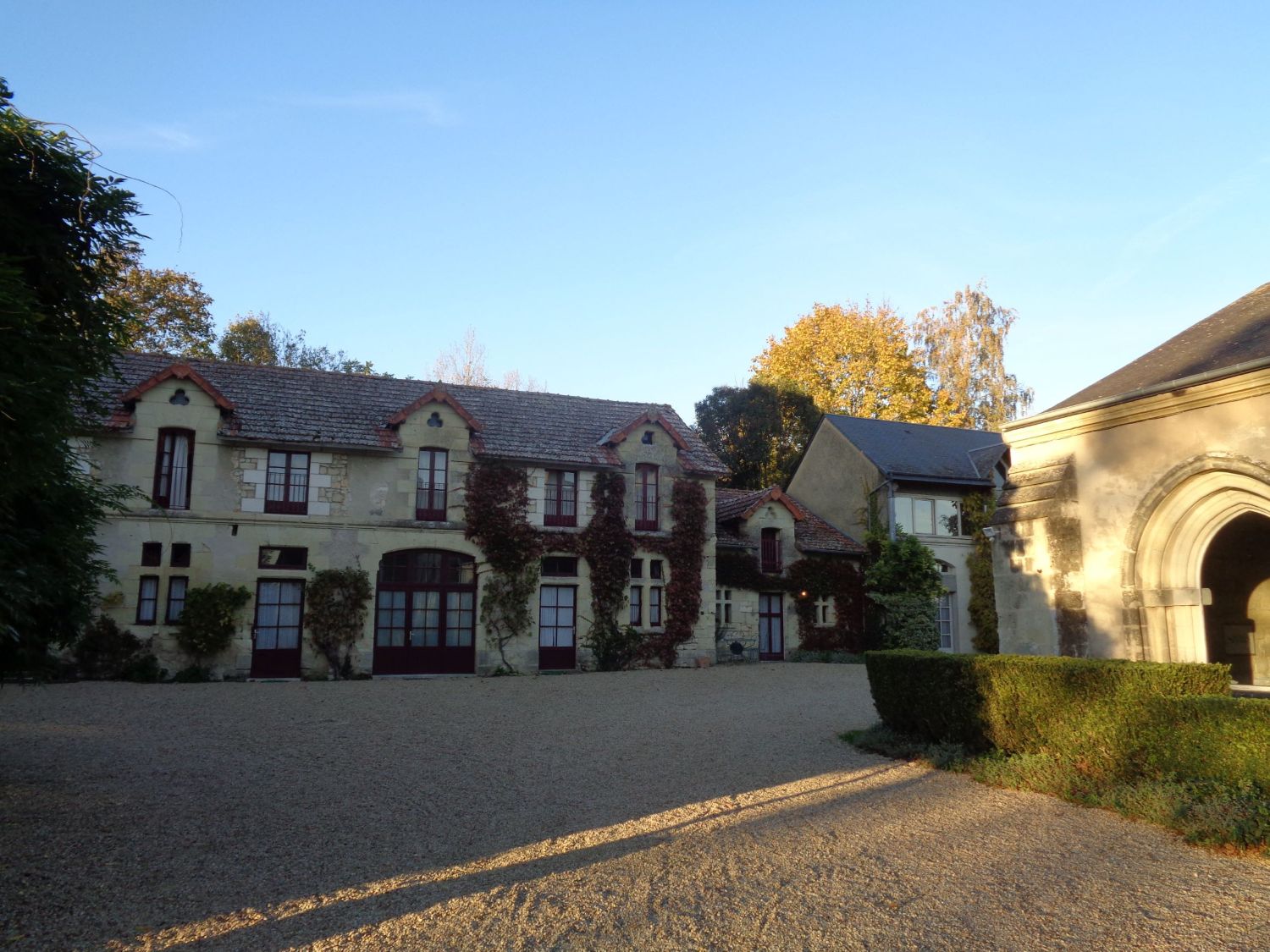 seuilly-abbaye-courtyard-buildings-nov22