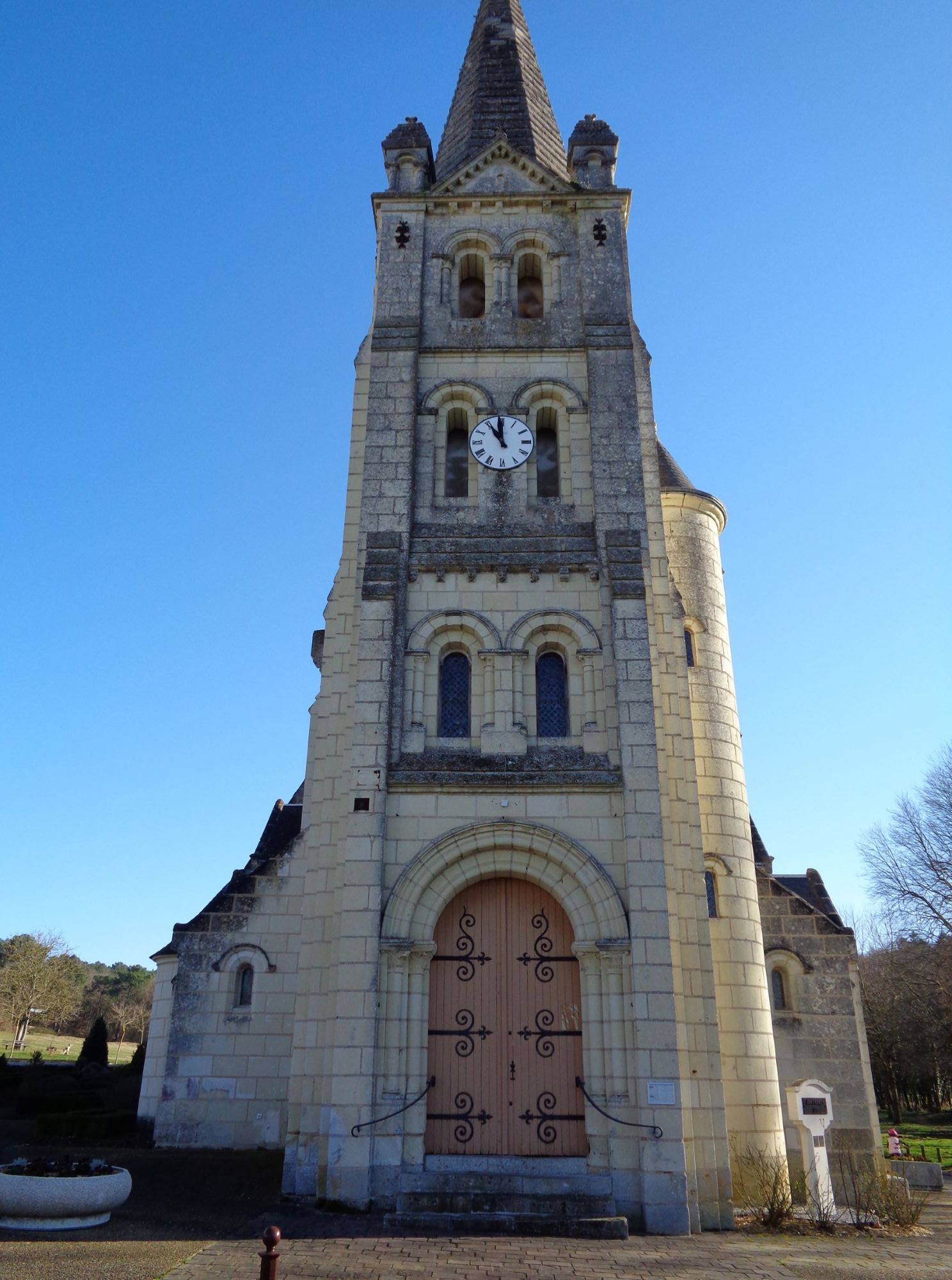 St Benoit la foret ch front feb22