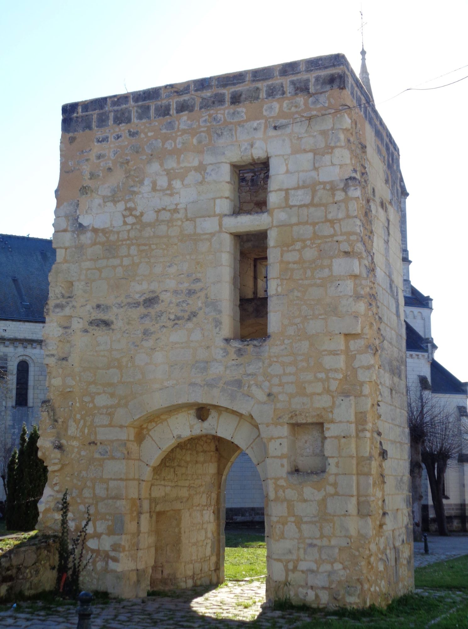 Ste Maure de Touraine chateau des Rohan tour entr out feb22