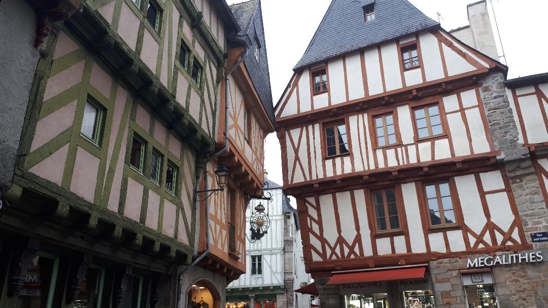 Vannes pl st pierre to pl henri IV wooden houses nov24
