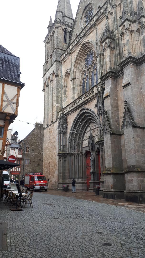 Vannes place saint pierre et cathedral st pierre front nov24