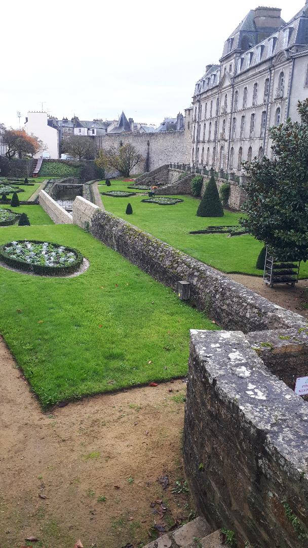 Vannes ramparts garenne garden chateau hermine nov24