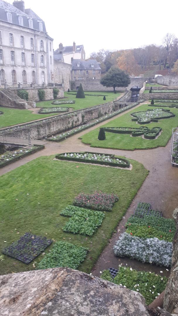 Vannes ramparts garenne garden chateau hermine nov24