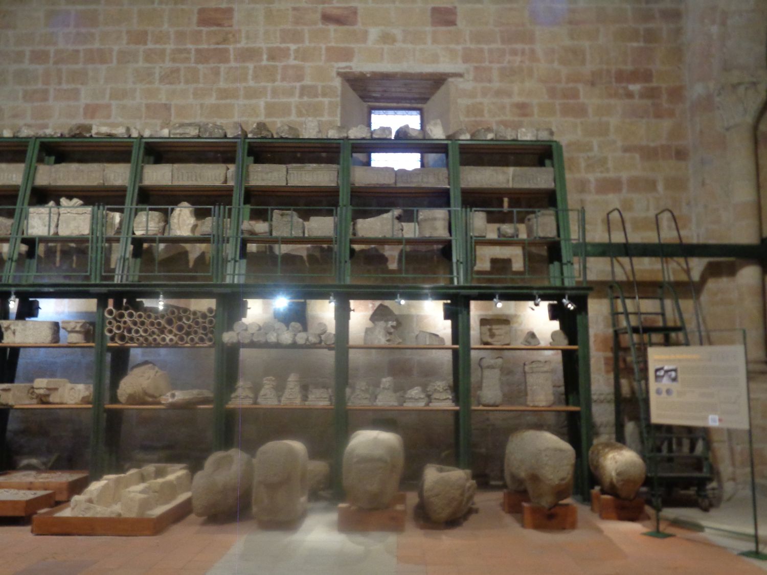 Avila former ch Santo Tomé el Viejo museo small stones dec24