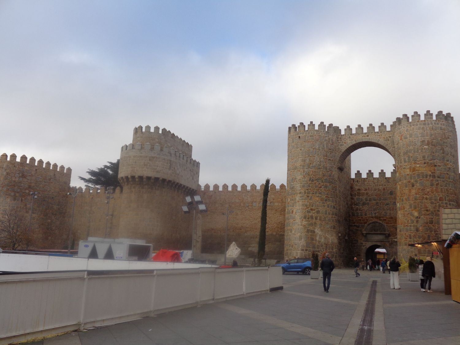 Avila Puerta del Alcazar dec24