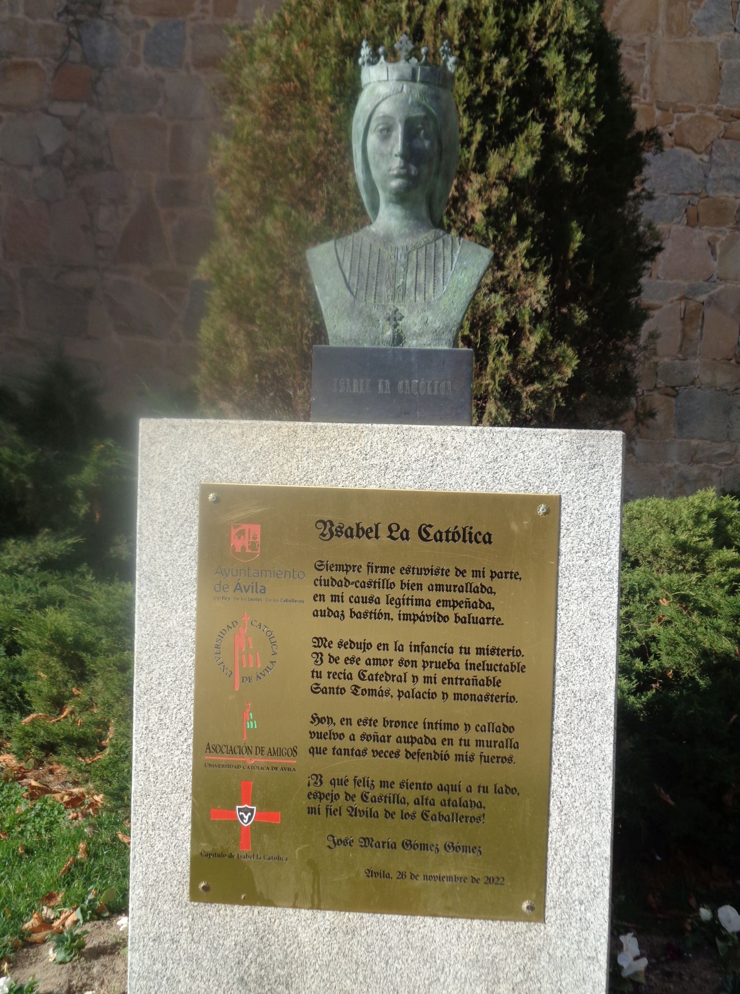 Avila walls statue Isabel la Catolica dec24